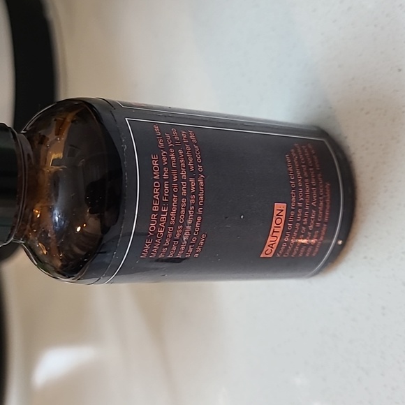 Brand new men's beard oil for moisture and split ends treatment - Picture 3 of 4
